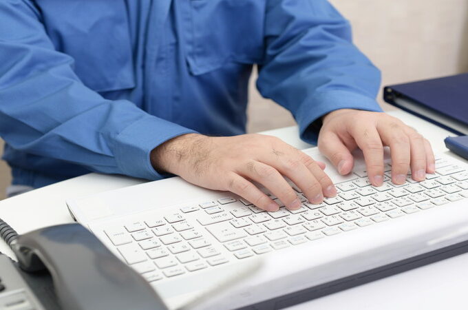 キーボードをたたく人