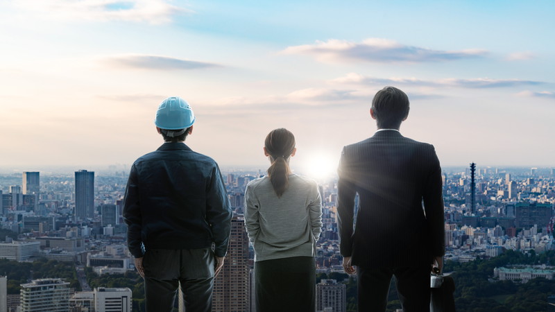 遠くを見つめる3人