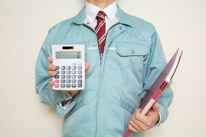 電卓を差し出す男性